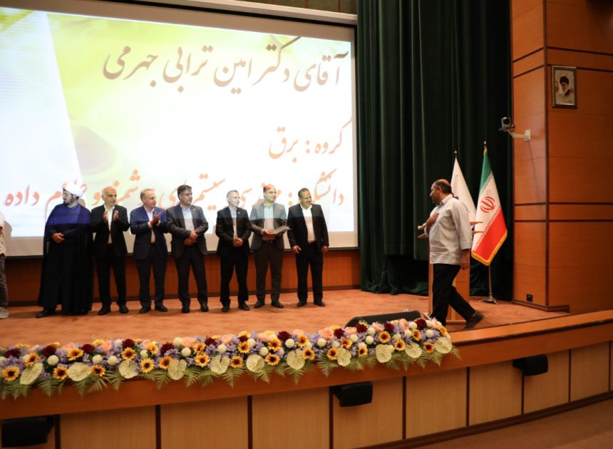 تقدیر از مدیر گروه پژوهش و فناوری کنترل و پایش هوشمند به عنوان سرآمد آموزشی دانشگاه